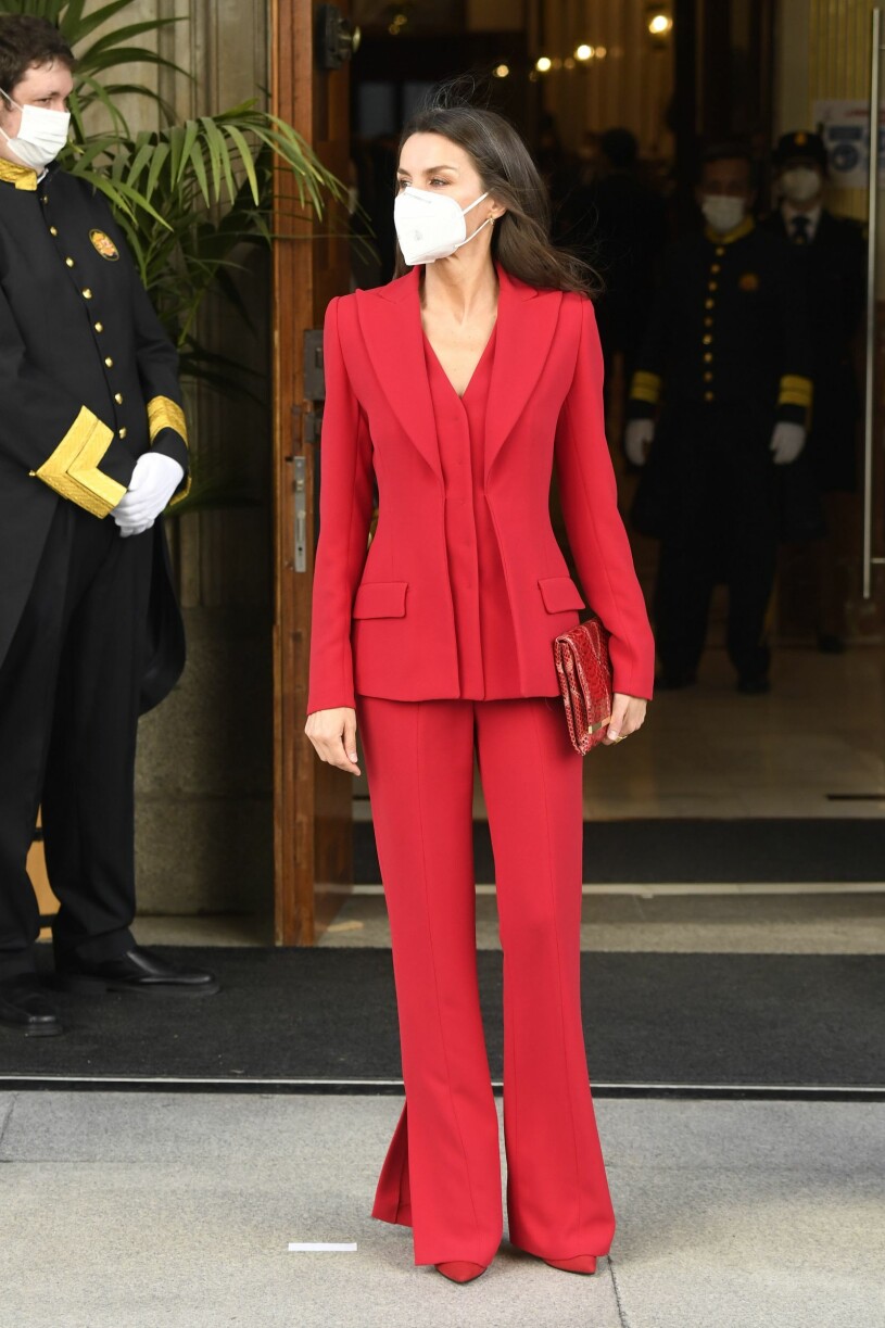 Till slut blev drottningen hämtad av en värd! Foto: Drottning Letizia med munskydd