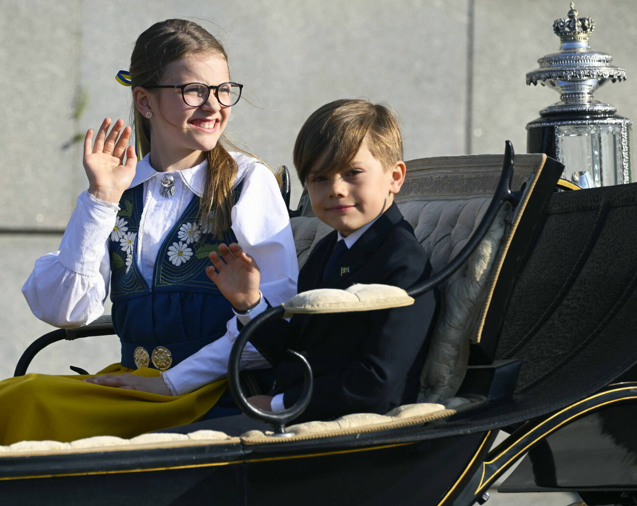 Prinsessan Estelle och prins Oscar åker kortege från Stockholms slott till Skansen för traditionsenligt nationaldagsfirande. Stockholm 6 juni 2023.