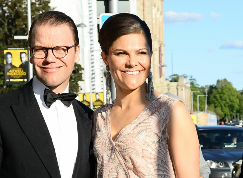 Bröllopsgäster i pingst? Kronprinsessan Victoria och prins Daniel klädda till fest