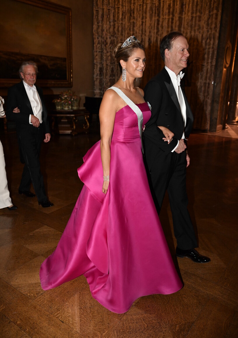 Madeleine dök upp till Nobelfesten 2019 med en magentafärgad klänning. Återigen lös hon upp rummet – och återigen gjorde hon storslagen succé. Prinsessan Madeleine, Nobel 2019