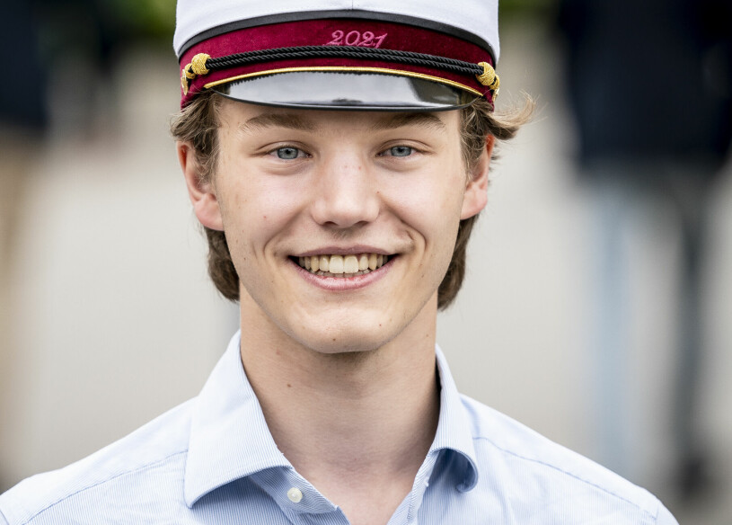 Prins Felix vid studenten i juni. I början på hösten, efter att militärutbildningen startat, dök han plötsligt upp helt helt oigenkännlig, med snaggat hår. Och nu har han alltså fått nog. Prins Felix