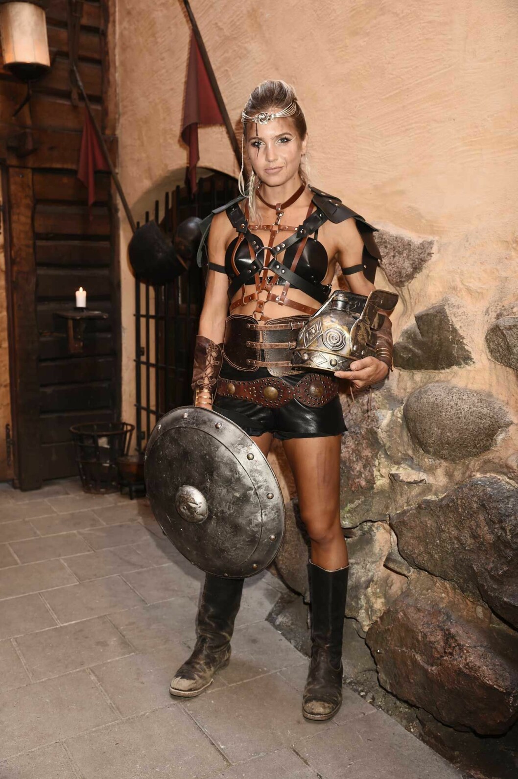 Samhällsdebattören och influencern Linnéa Claeson passade in som handen i handsken på E-Types vikingarestaurang Aifur. Samhällsdebattören och influencern Linnéa Claeson passade in som handen i handsken på E-Types vikingarestaurang Aifur.