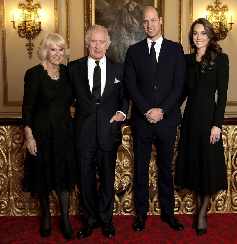 Kung Charles, hans drottning Camilla och tronföljaren prins William med sin Kate. Kung Charles och drottning Camilla med prins William och Kate