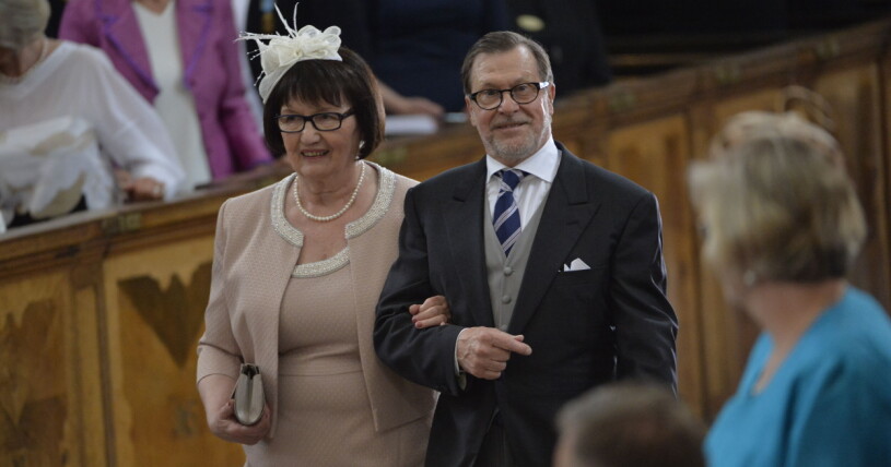 Ewa och Olle Westling får följa Nobelfesten hemma i tv-soffan. Ewa och Olle Westling