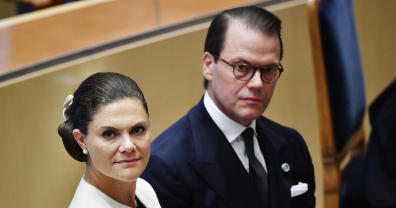 Kronprinsessan Victoria äger en av schimpansen Santinos tavlor. Kronprinsessan Victoria och prins Daniel