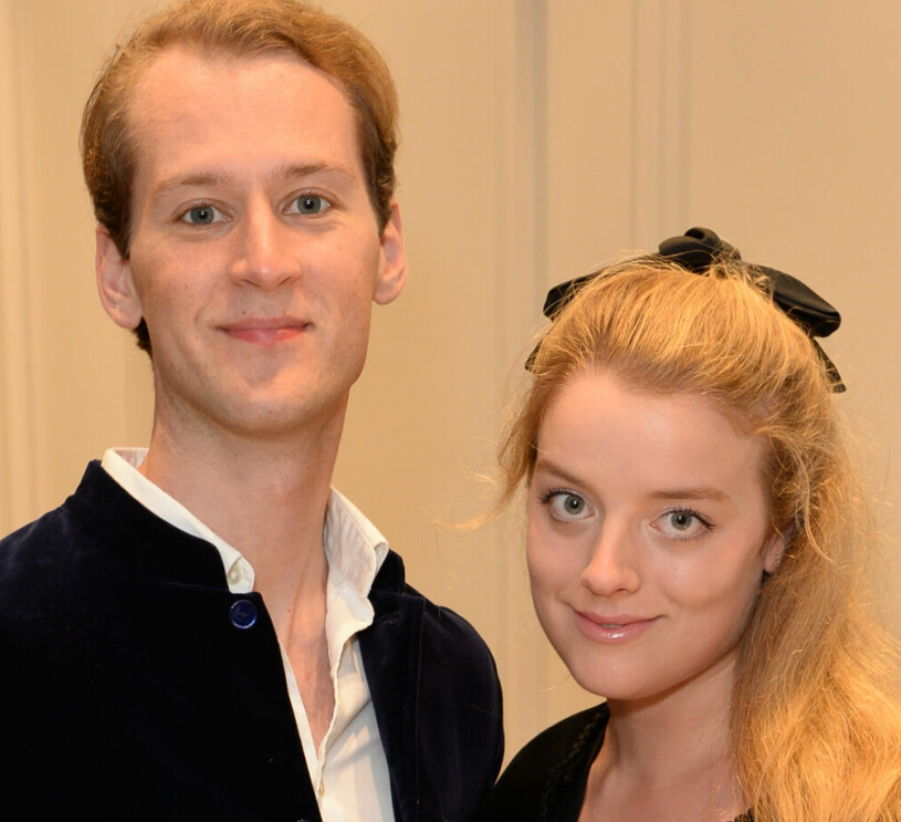 Mr och Mrs Vesterberg på societetskalas i september 2021. Flora Ogilvy Vesterberg med sin svenske man Timothy ”Tim” Vesterberg