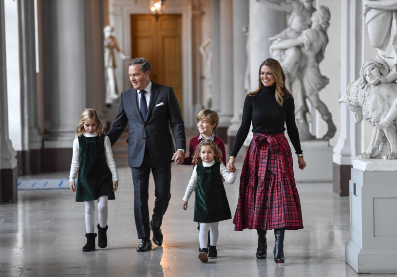 Chris O'Neill och prinsessan Madeleine med barnen prinsessan Leonore, prinsessan Adrienne och prins Nicolas på väg att ta emot granar från Skogshögskolans studentkår på Stockholms slott i fjol