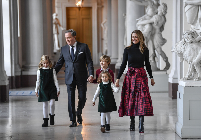 I fjol fick vi se prinsessfamiljen ta emot granar från Skogshögskolans studentkår på Stockholms slott. Chris O'Neill och prinsessan Madeleine med barnen prinsessan Leonore, prinsessan Adrienne och prins Nicolas på väg att ta emot granar från Skogshögskolans studentkår på Stockholms slott i fjol