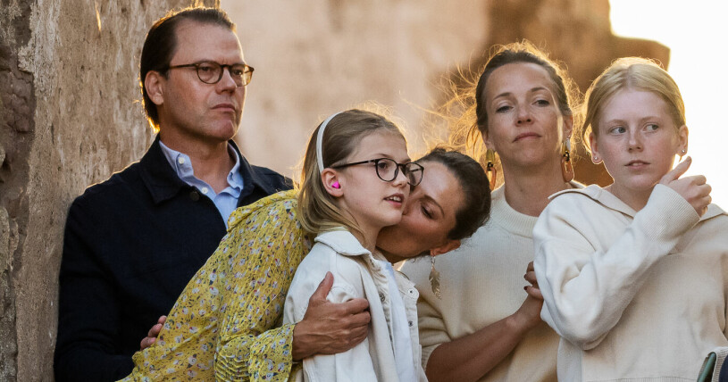 Kärleksfull mamma! Victoria såg till att Estelle skyddade hörseln och gav dottern en puss på kinden. Prins Daniel, kronprinsessan Victoria och prinsessan Estelle