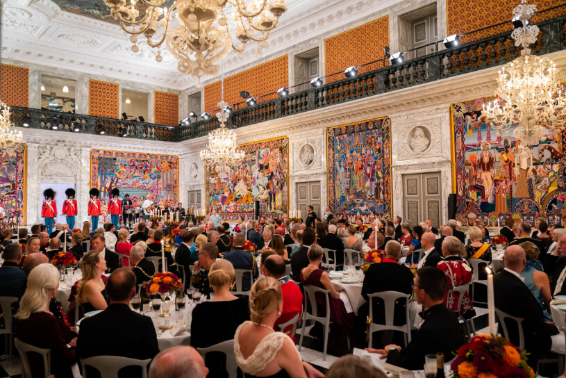 Festligt och fullsatt i den vackra Riddarsalen på Christiansborgs slott i Köpenhamn. Drottning Margrethes galamiddag på Christiansborgs slott i Köpenhamn – 50 år på tronen