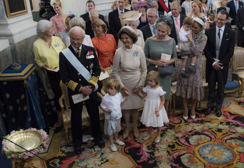 Kungen och drottningen älskar att umgås med barnbarnen! kung Carl XVI Gustaf , drottning Silvia med prins Oscar och prinsessan Leonore Eva O'Neill, kronprinsessan Victoria och prins Daniel med i bakgrunden kungens systrar under dopgudstjänsten för prinsessan Adrienne Josephine Alice i Drottningholms slottskyrka. Idag döps prinsessan Madeleine och Christopher O'Neills dotter prinsessan Adrienne i Drottningholms slottskyrka.