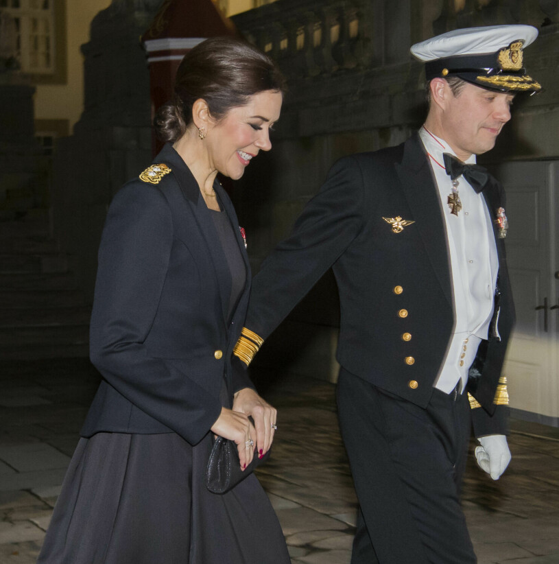 Nästa söndag får vi åter se Mary i denna militära stass. Kronprins Frederik är däremot upptagen på annat håll. Kronprinsessan Mary och kronprins Frederik, båda i mässdräkt