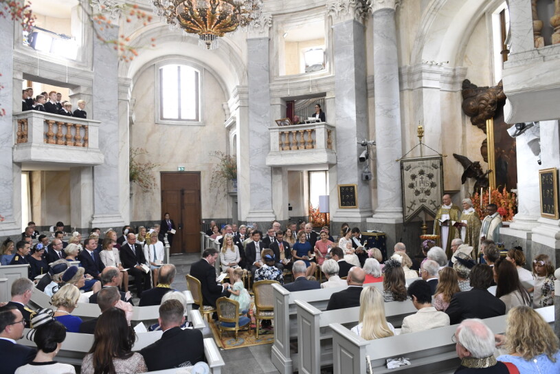 Dopkyrkan på Drottningholm. Den är mycket mindre än man tror! Kungligt dop Drottningholms slottskyrka