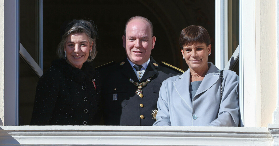 Furst Albert fick sällskap av storasyster Caroline (till vänster) och lillasyster Stéphanie (till höger) på slottsbalkongen. Systrarna var även med under galamiddagen. Caroline, furst Albert och Stéphanie