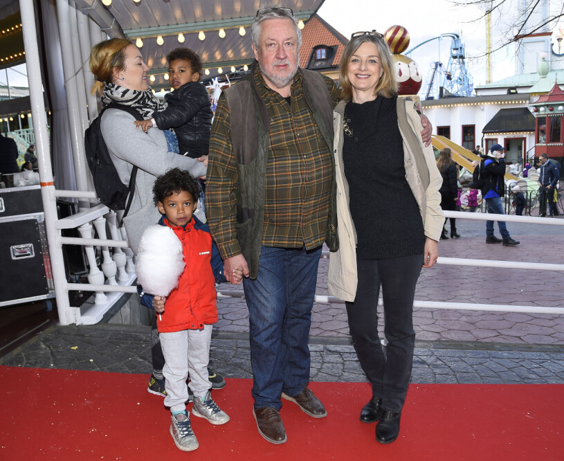 Leif GW Persson har 13 barnbarn. Leif GW Persson med fru Kim Persson och Malakai Säsongspremiär, Gröna Lund, 2016-04-23