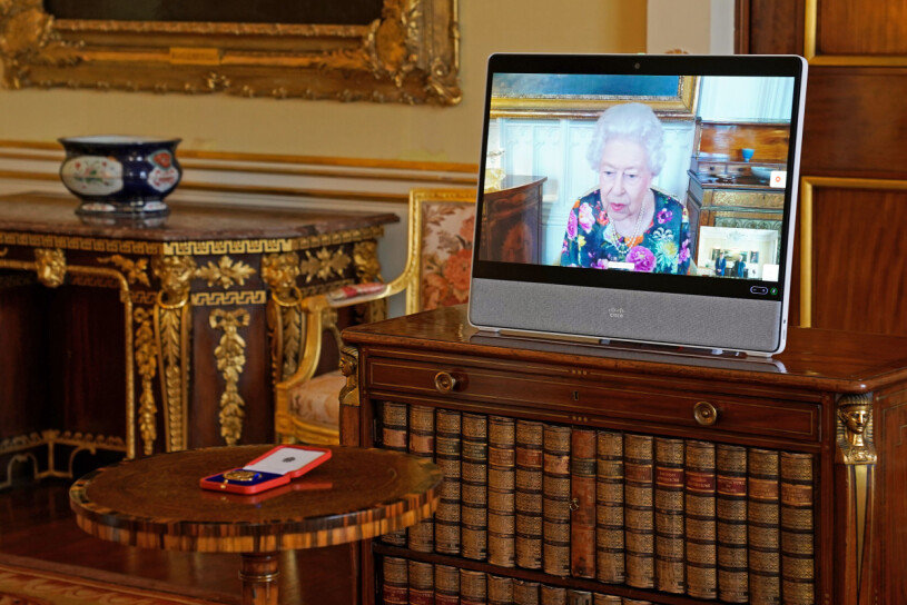 Drottningen delade ut sitt poesipris, men bara digitalt. Drottning Elizabeth The Queen’s Gold Medal for Poetry Digitalt