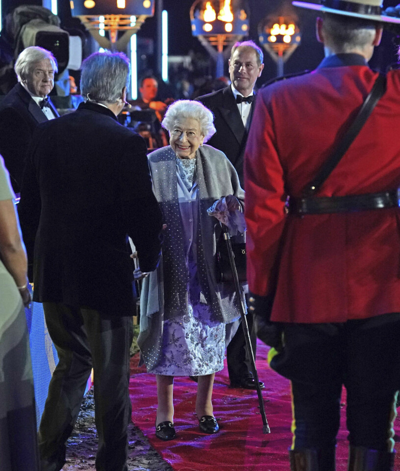 Alla såg samma sak: En drottning som blivit lite skör. Men som lyser av styrka trots allt. Drottning Elizabeth anländer till Windsor Horse Show 2022