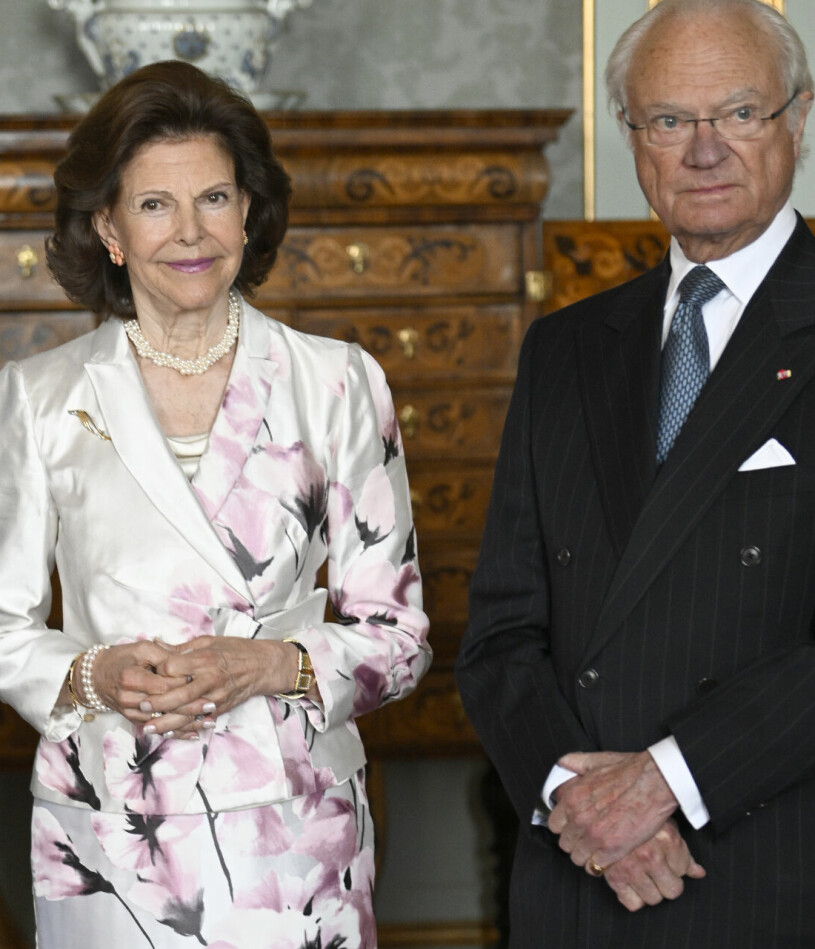 Drottning Silvia, så elegant i sin blomstrande rosavita sidendräkt. Kungen och drottning Silvia