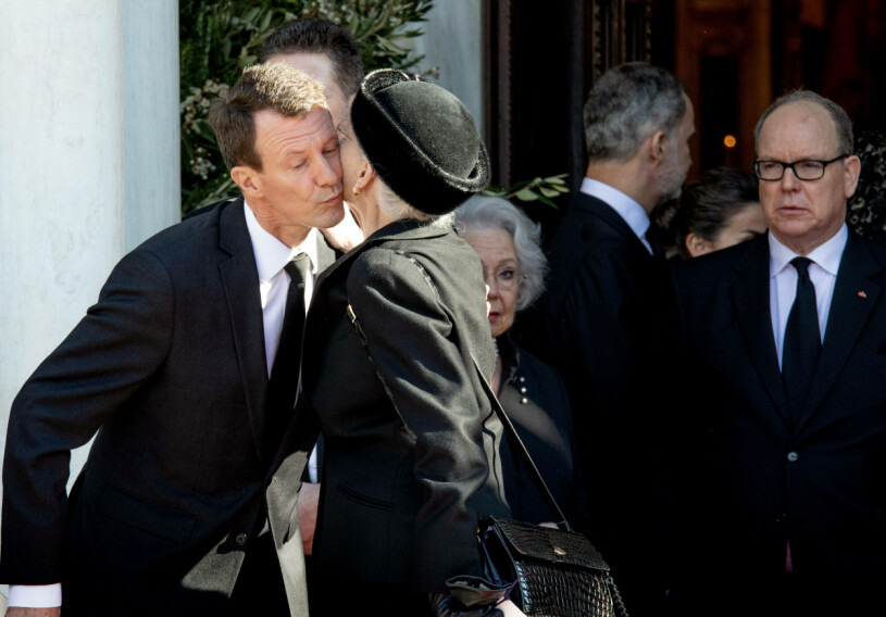 Prins Joachim och drottning Margrethe av Danmark kindpussas på exkung Konstantins begravning i Aten