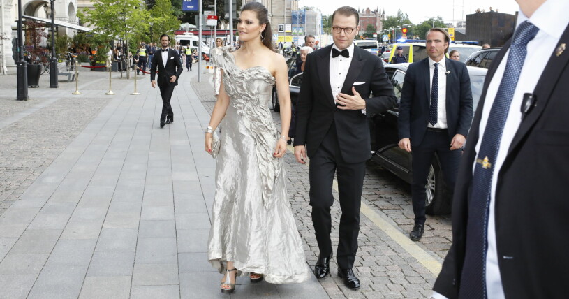 Kronprinsessan Victoria i sin specialdesignade klänning från Diana Orving, Polarpriset 2017. Kronprinsessan Victoria och prins Daniel på Polarpriset 2017