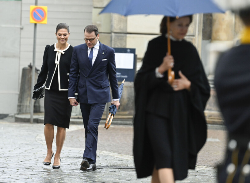 Kronprinsessparet anländer hand i hand. Kronprinsessan Victoria och prins Daniel