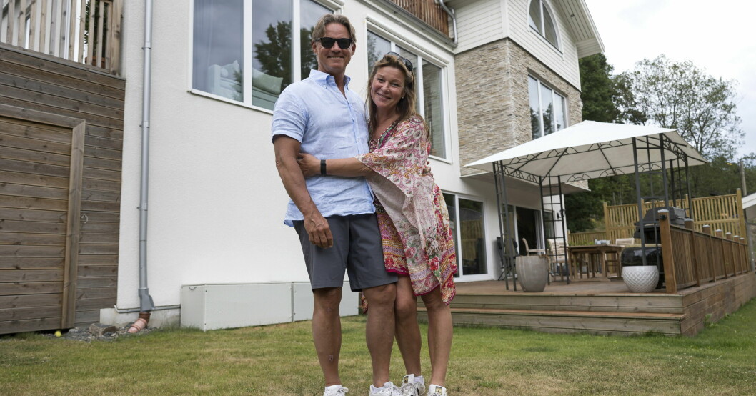 Mikael Sandström och Lotta Engberg är oerhört glada i sitt hem. Lotta Engberg och Mikael Sandström kramas utanför sitt hem