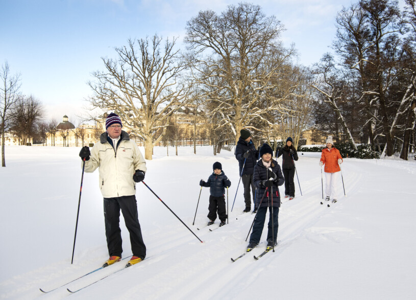 Hagabarnen på skidutflykt hos mormor Silvia och morfar kungen. Kungafamiljen åker skidor Drottningholm Drottningholms slott 2021