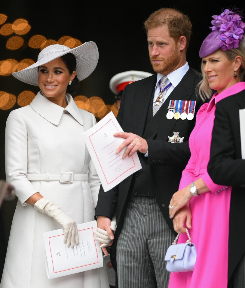 Meghan och Harry tillsammans med kungafamiljen, för första gången på mer än två år. Till höger Zara Phillips. Meghan och Harry med Zara Phillips