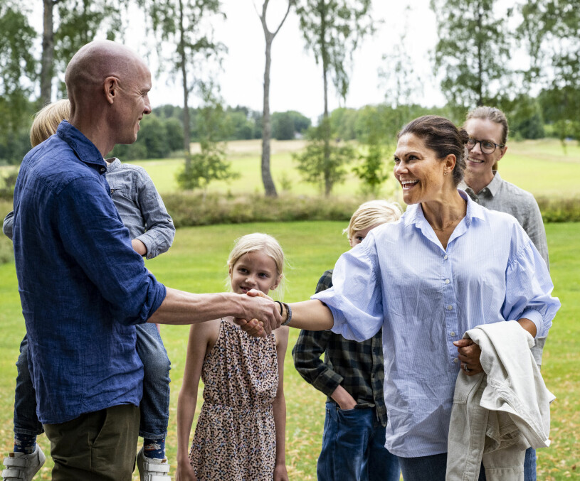 Victoria fick ett varmt välkomnande. Kronprinsessan Victoria på besök hos familjen Gårdenborg på Gårdsjö lantbruk i Heby