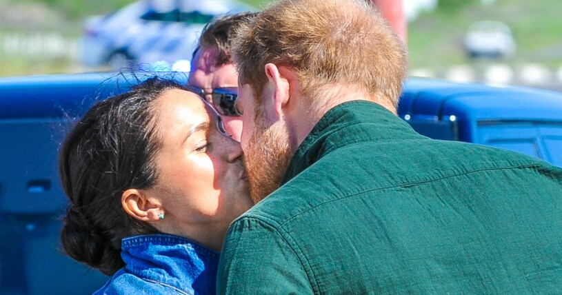 Meghan Markle och prins Harry – numera tvåbarnsföräldrar! Meghan Markle och prins Harry kysser varandra