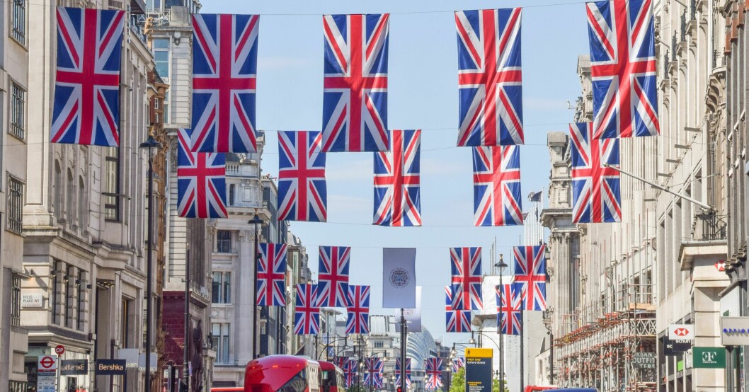 London dekorerar inför kröningen den 6 maj. London