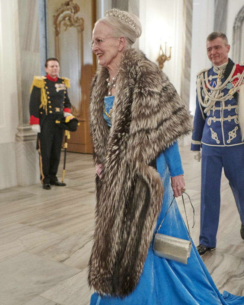Drottning Margrethe. Drottning Margrethe i tiara och galaklänning