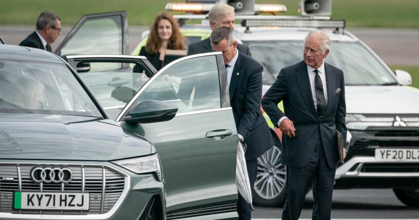 Kung Charles var snabbt framme vid drottning Elizabeths sida. Kung Charles