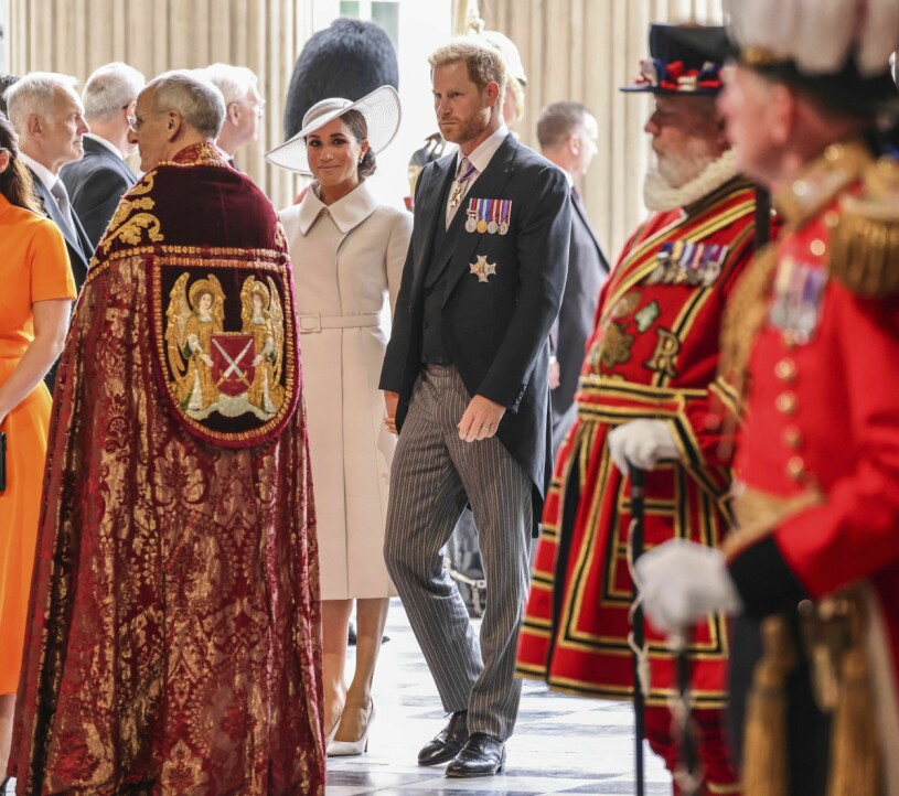För en gångs skull var det inte Meghan och prins Harry som stod för dramatiken. Hertiginnan Meghan Markle och prins Harry firar drottning Elizabeths 70 år på tronen