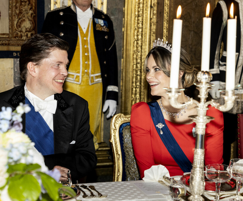 Prinsessan Sofia i samspråk med en av kvällens bordsherrar, talmannen Andreas Norlén. Prinsessan Sofia med talman Andreas Norlén på kungens galamiddag under finska statsbesöket