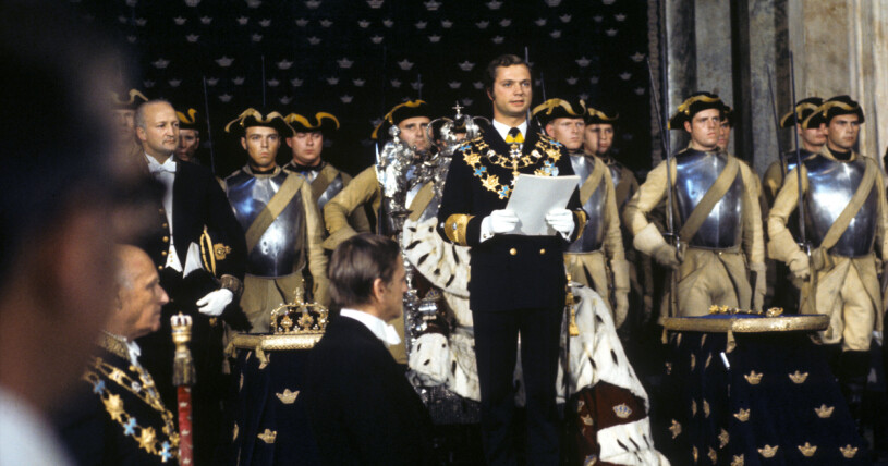 Serien kommer främst fokusera på vår nuvarande kungs historia. Kung Carl XVI Gustaf håller sitt trontal framför slottets drabanter i samband med trontillträdet i rikssalen på Stockholms slott