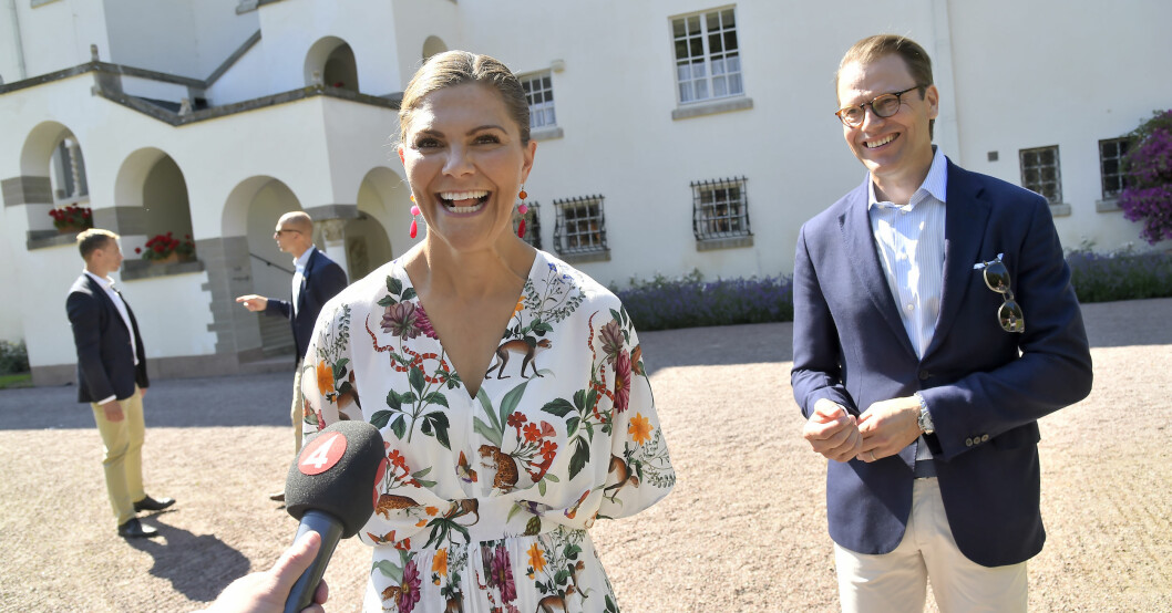 Den här synen kommer vi tyvärr inte få se i är. Det blir ingen uppvaktning av publiken utanför Solliden slott i år heller. Kronprinsessan Victoria 2020