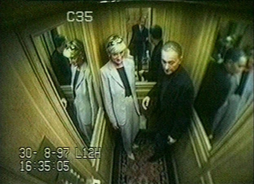 Diana och Dodi lämnar Ritz och fångas av en av hotellets övervakningskameror. Prinsessa Diana Dodi al Fayed Hotell Ritz Sista bilden
