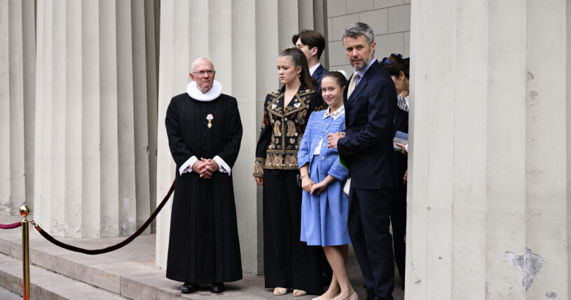 Prinsessan Josephine, i blå klänning, var fullt medveten om att kameran siktat in sig på kungafamiljen. Prinsessan Josephine