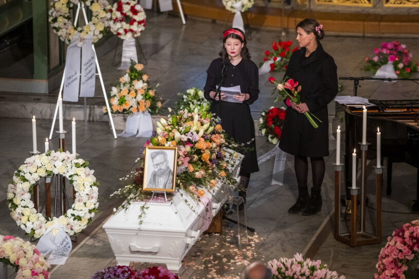 Maud och mamma Märtha vid Aris kista. Maud Angelica Behn Ari Behn begravning tal bok Tråder av tårer