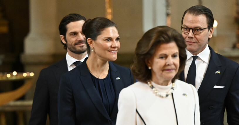 Prins Carl Philip, kronprinsessan Victoria, prins Daniel och drottning Silvia på plats i Slottskyrkan på Stockholms slott. Prins Carl Philip, kronprinsessan Victoria, prins Daniel och drottning Silvia