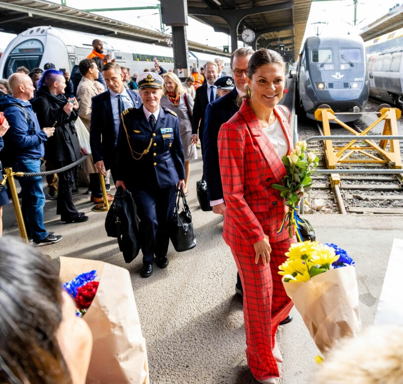 Victoria och Daniel i Göteborg tidigare i dag. Adjutanten Carin Ellström bar väskorna. Kronprinsessan Victoria och hennes adjutant Carin Ellström