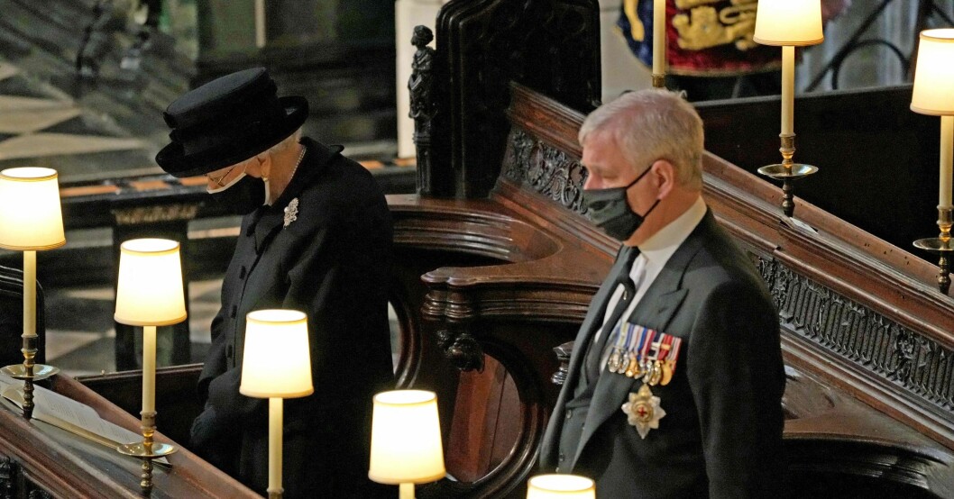 Prins Andrew bredvid drottning Elizabeth vid prins Philips begravning. Prins Andrew bredvid drottning Elizabeth vid prins Philips begravning