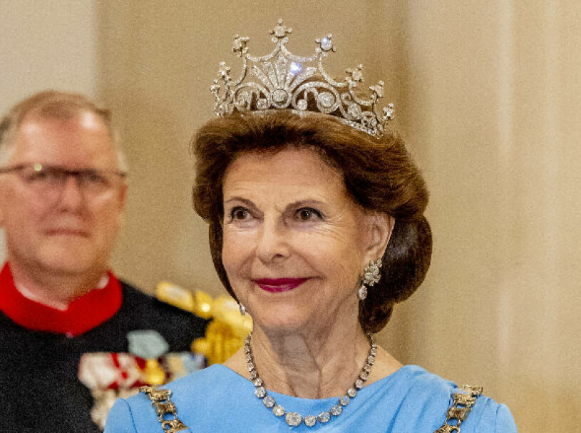 ...och drottning Silvia i sitt paraddiadem. Drottning Silvia i Drottning Sofias diadem när Margrethe firade 50 år på tronen