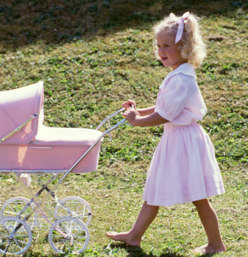 ...och den har vi nästan inte sett sedan Madeleine var en fyraårig barfotaprinsessa! Prinsessan Madeleine Dockvagn Rosett Solliden 1986