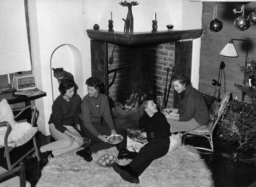 Kungen, 13, med tre av sina systrar – Hagasessorna Désirée, Birgitta och Christina – i Storlien 1959. Kungen och Hagasessorna – prinsessan Désirée, prinsessan Birgitta och prinsessan Christina – i stugan i Storlien 1959