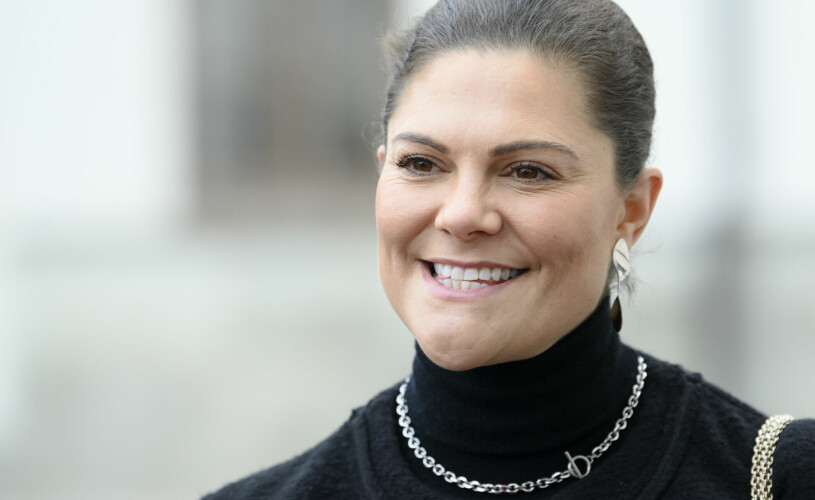 Kronprinsessan Victoria på uppdrag på Rosersbergs slott i veckan... Kronprinsessan Victoria klädd i svart