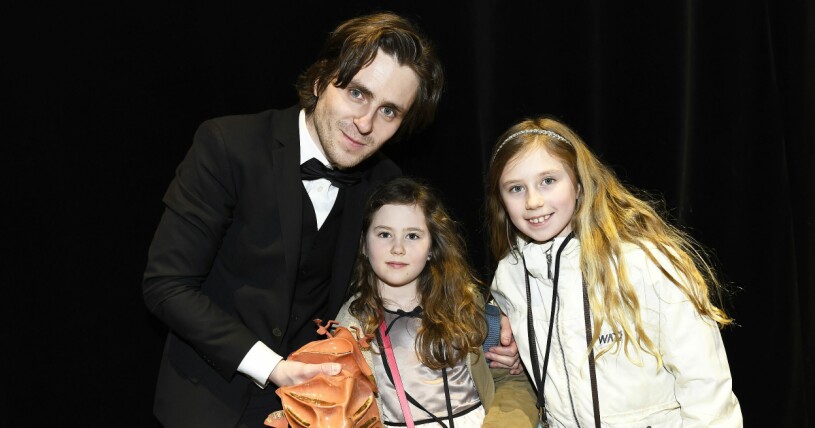 Sverrir Gudnadson med två av Magnus Ugglas barnbarn, Salka och Sisi, år 2015. Sverrir Gudnason och döttrarna Salka och Sisi