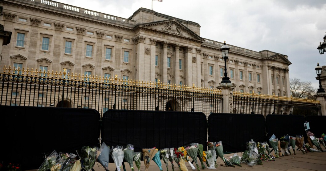 Blommor har lagts utanför Buckingham Palace efter prins Philips död. Foto: Buckingham Palace