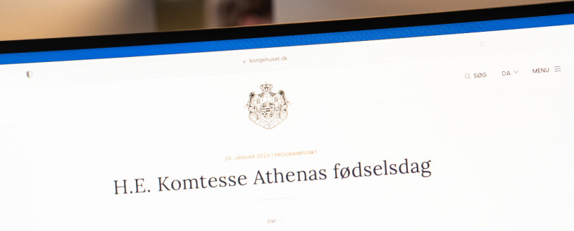 Efter Athenas nergradering är det betydligt mer snålt med uppmärksamheten från Kungahusets sida: Drottning Margrethe nöjer sig med med två korta rader: Athenas nya titel komtesse på danska hovets hemsida